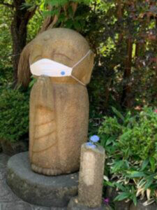 鎌倉長谷寺のマスクしているお地蔵さん。