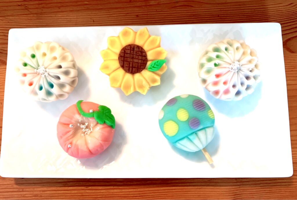 夏の和菓子練り切り。花火・向日葵・朝顔・うちわ。