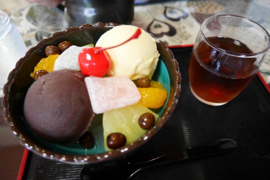 あんみつとアイス、白玉、小豆を盛り合わせた夏の和菓子