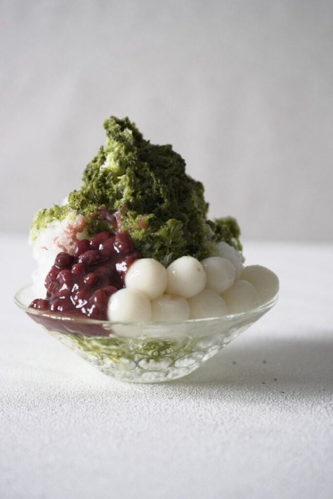 抹茶かき氷に白玉と小豆を添えた和風スイーツ
