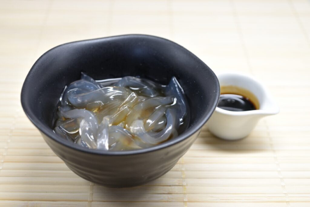 黒蜜でいただく涼やかな葛切り