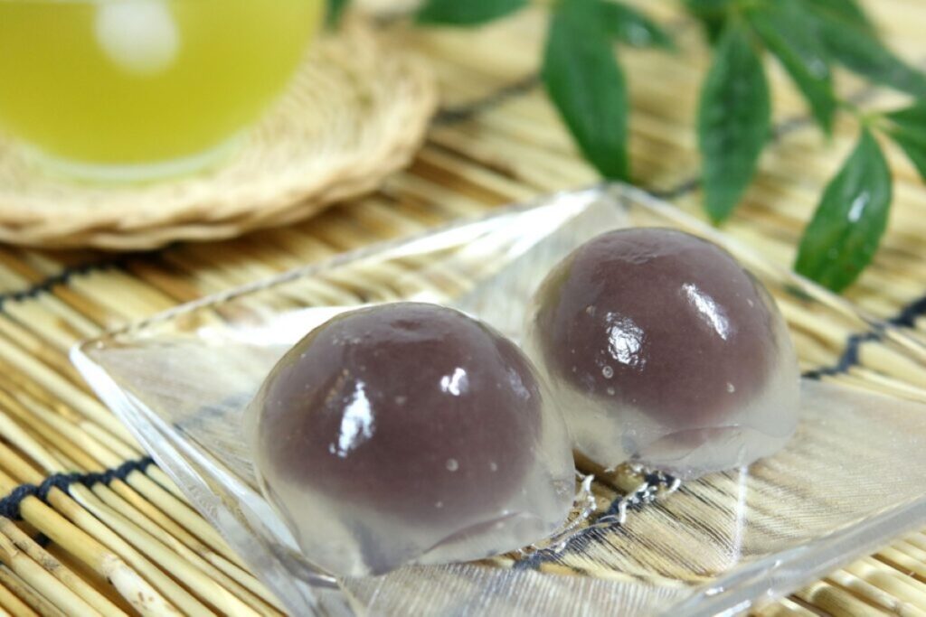 ガラス皿に盛られた水饅頭と冷茶