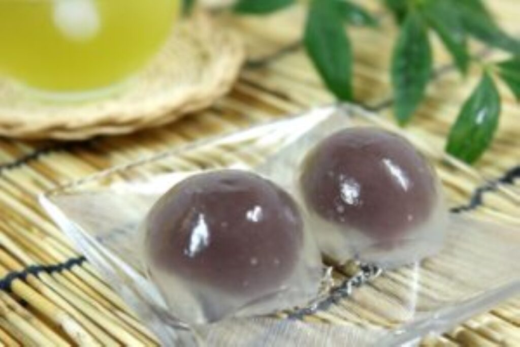 水まんじゅう（葛菓子）こしあん入りの透明感ある夏の和菓子
