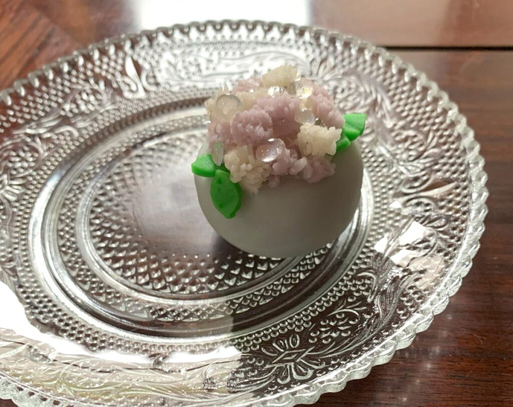 梅雨の紫陽花をイメージした和菓子練り切り
