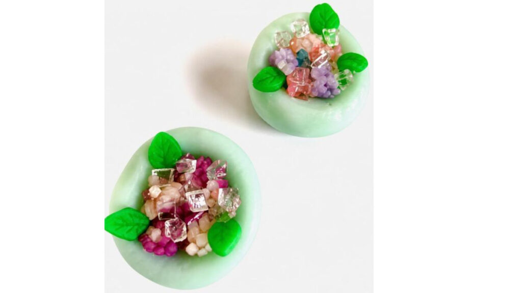 花手水をイメージした紫陽花の練り切り和菓子