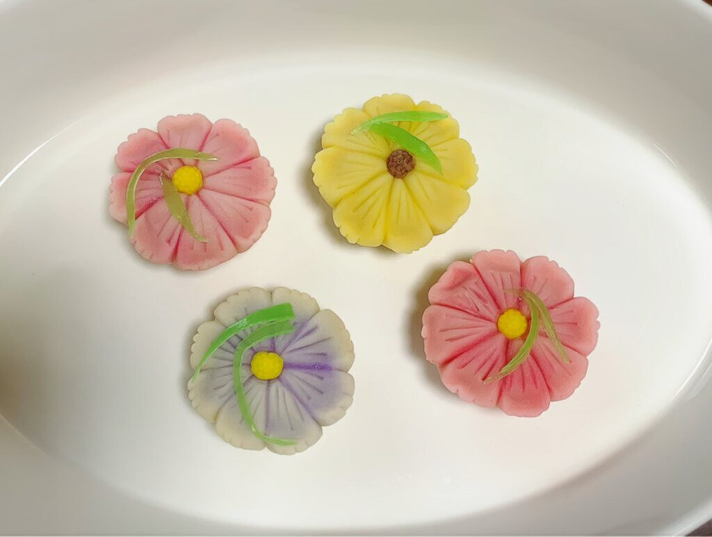 和菓子練り切りの４色のコスモス