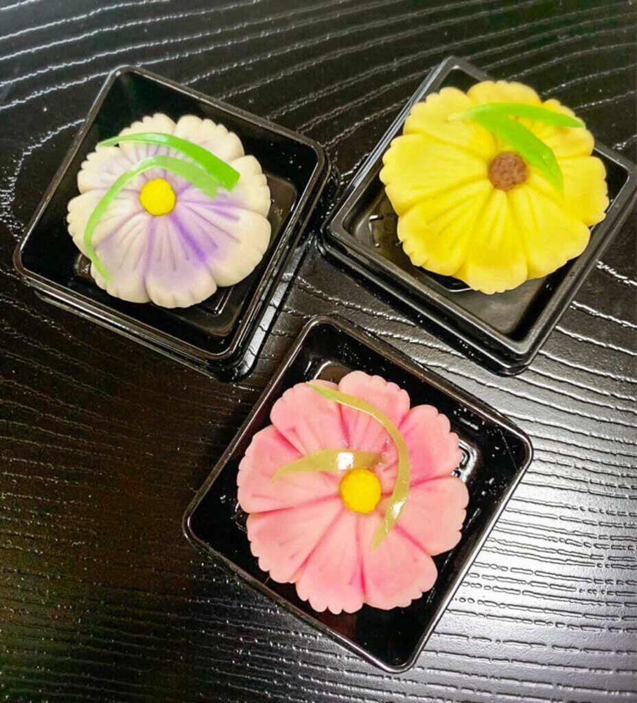 お盆に乗せた和菓子練り切りの３色のコスモス