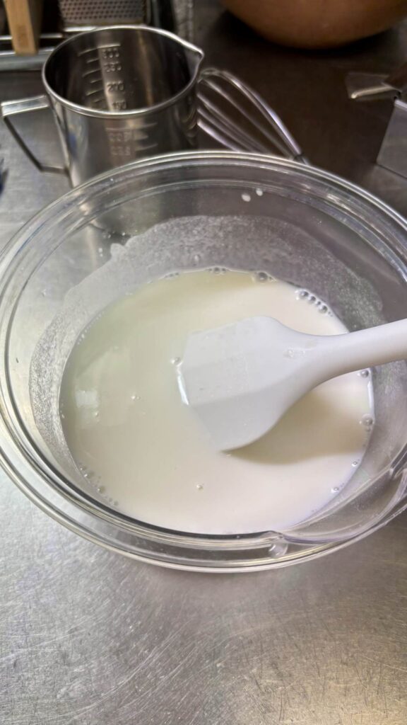 水無月の生地を混ぜている様子
