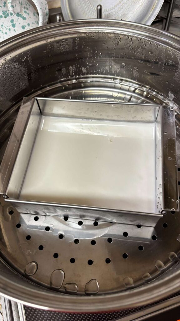 流し缶に入れた手作り水無月