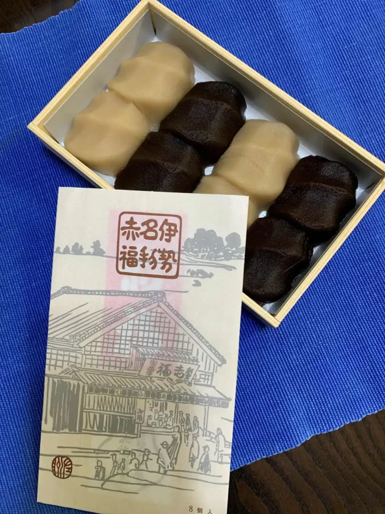 伊勢土産の赤福と白餅黒餅